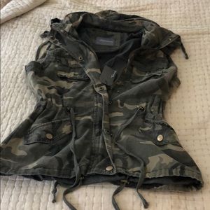 Hooded camo vest NWT